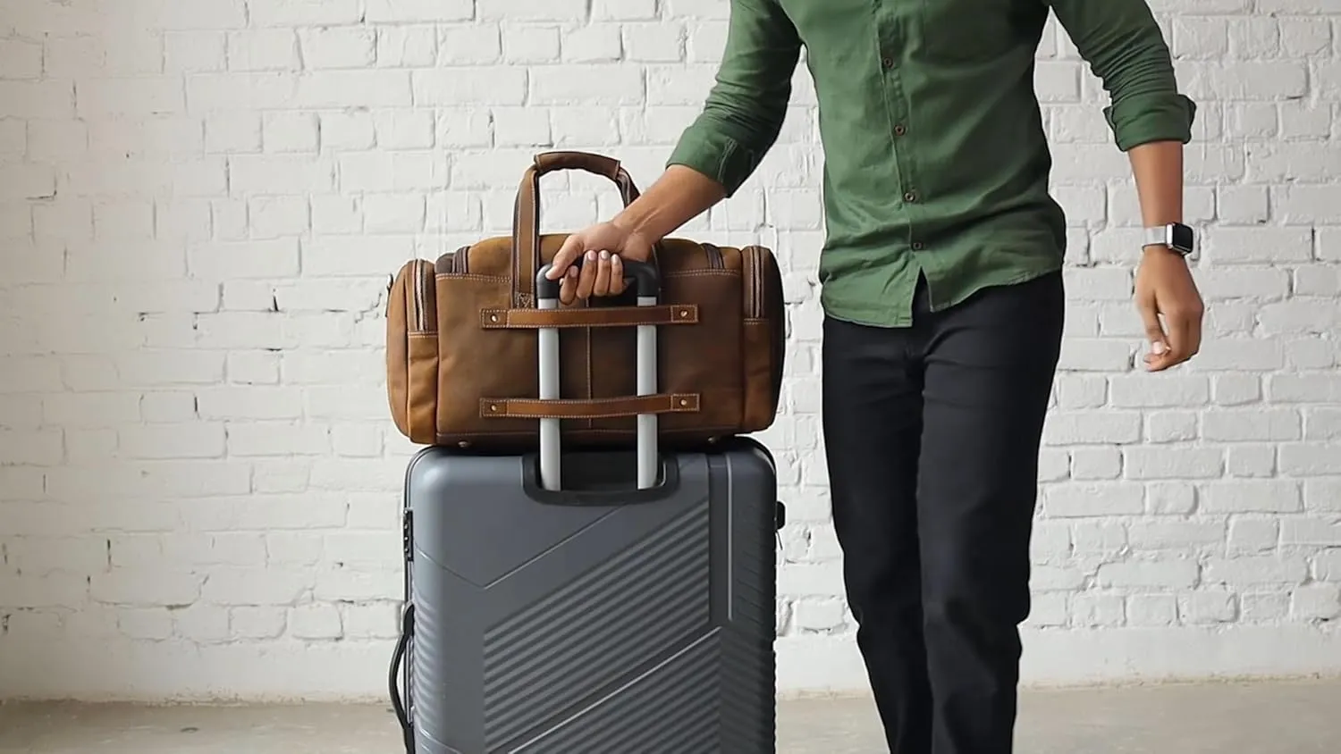Klondyke II Genuine Leather Duffel Bag with Matching Toiletry by De Lira - Duffle and Travel Bag with Adjustable Shoulder Strap and Trolley Straps. Laundry Bag Included